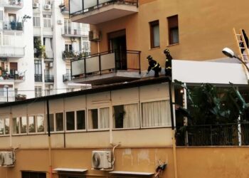 Padre e figlio precipitano dal sesto piano a Palermo, il bimbo si salva