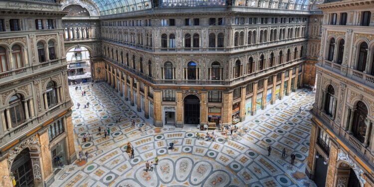 Galleria Umberto I a Napoli più sicura: cancelli chiusi di sera, telecamere e vigilantes