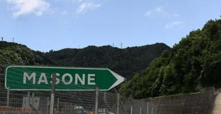 Cede il crick mentre cambiano la ruota: padre e figlio schiacciati dal tir