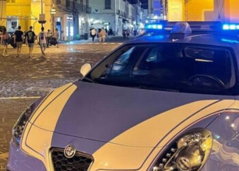 Napoli, finge di chiedere l’elemosina nei ristoranti ma ruba ai clienti