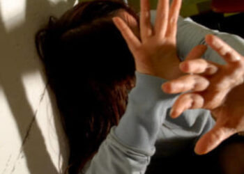 Picchia la compagna per paura di essere tradito
