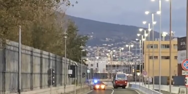 Blitz all’ex mercato ittico di Napoli: Pino Grazioli con la polizia e l’onorevole Borrelli mostrano l’orrore e il degrado del luogo