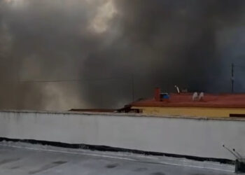 Quarto, spaventoso incendio: prende fuoco un capannone