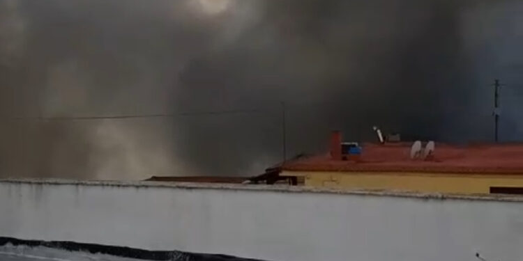 Quarto, spaventoso incendio: prende fuoco un capannone