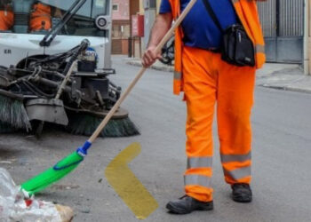 Getta per errore due buste con i soldi regalati dai nonni, netturbini ritrovano e restituiscono 2000 euro