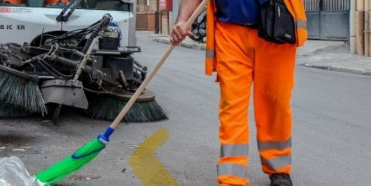 Getta per errore due buste con i soldi regalati dai nonni, netturbini ritrovano e restituiscono 2000 euro