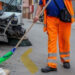 Getta per errore due buste con i soldi regalati dai nonni, netturbini ritrovano e restituiscono 2000 euro