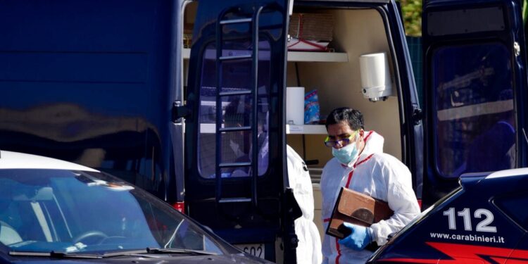 Trovata morta in un baule, indagata la figlia: “Non avevo i soldi per il funerale”