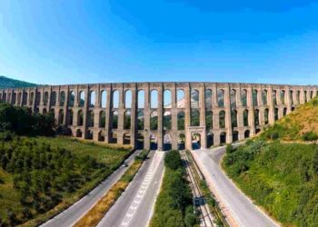 Doveva laurearsi ieri, si suicida lanciandosi da 50 metri di altezza salendo sull’Acquedotto Carolino