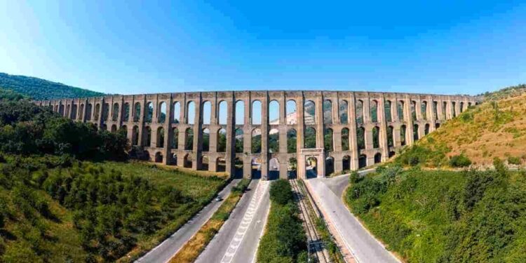 Doveva laurearsi ieri, si suicida lanciandosi da 50 metri di altezza salendo sull’Acquedotto Carolino