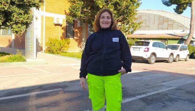 Assunta come netturbina con una laurea e un master intasca: “Felice, ora ho stabilità”