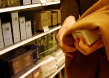 Rubano profumi e cosmetici in un centro commerciale, arrestate giovani appena maggiorenni