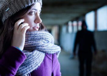 “Non puoi andare dal cardiologo, è un uomo”, madre di una 16enne denuncia il fidanzato-stalker della figlia