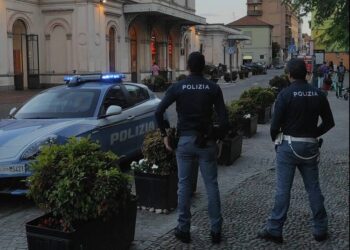 Travestita da unicorno, spacciava droga alla stazione di Monza: 19enne fermata da agenti in borghese