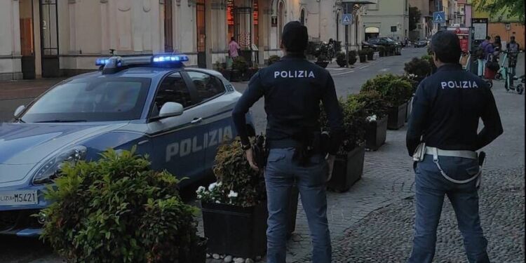 Travestita da unicorno, spacciava droga alla stazione di Monza: 19enne fermata da agenti in borghese