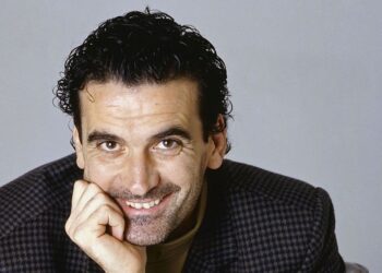 Albero di Natale dedicato a Massimo Troisi al Gambrinus di Napoli