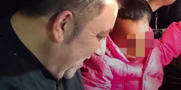 “Bella” la piccola di un anno e mezzo lasciata per strada con la mamma, trascorrerà un Natale sereno