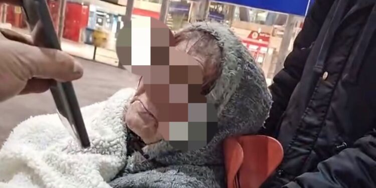 Per strada e infreddoliti, Pino Grazioli trova ritrova la donna in sedia a rotelle con suo figlio