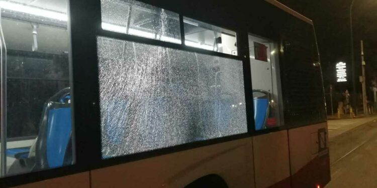 Autobus di Anm danneggiati a colpi di pistola a Napoli: altri due raid nel pomeriggio di ieri