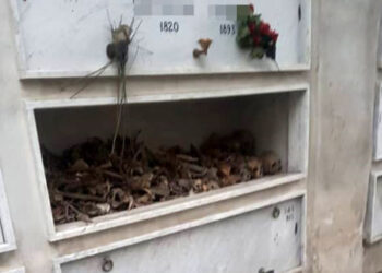 Sfacelo al cimitero di Poggioreale: lapidi distrutte ed ossa in bella vista