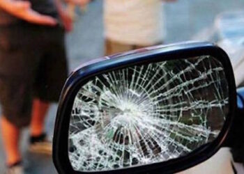 Abili nella truffa dello specchietto, incorrono in un furbo vecchietto che li conduce dai carabinieri