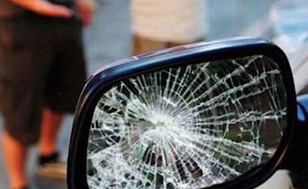 Abili nella truffa dello specchietto, incorrono in un furbo vecchietto che li conduce dai carabinieri