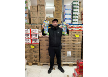 Befana di solidarietà: Antonio, titolare dei supermercati Lo Squalo di Napoli, dona a Pino Grazioli calze per i bimbi meno fortunati