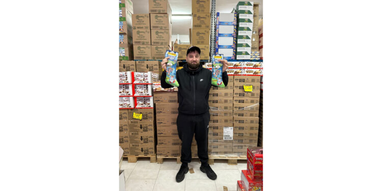 Befana di solidarietà: Antonio, titolare dei supermercati Lo Squalo di Napoli, dona a Pino Grazioli calze per i bimbi meno fortunati