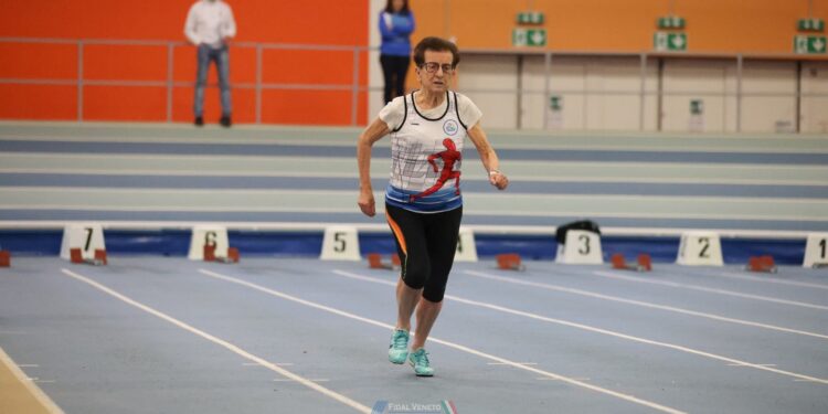 La 90enne più veloce del mondo è italiana, Emma Maria Mazenga batte il record