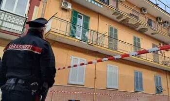 Bimba di 5 anni precipita dal secondo piano: corde per stendere i panni attutiscono l’impatto, non è grave