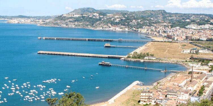 Il mare di Bagnoli sarà balneabile, bonificato con microrganismi e scosse elettriche