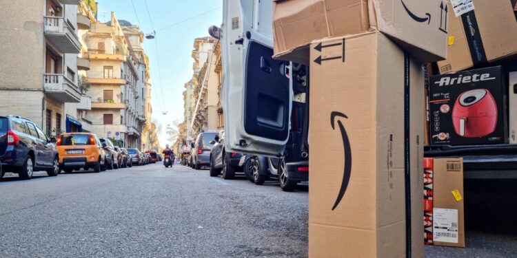 Troppe assenze al lavoro per curare la figlia malata: licenziato