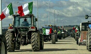 Un malore improvviso lo coglie mentre era fermo nel traffico per la protesta degli agricoltori, muore 56enne