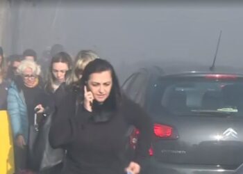 Allarme incendio nella galleria dei Camaldoli, a Napoli: tunnel invaso dal fumo e gente a piedi in preda al panico