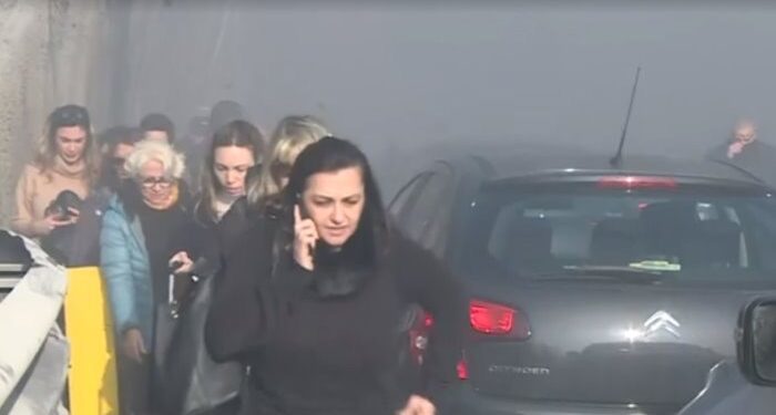 Allarme incendio nella galleria dei Camaldoli, a Napoli: tunnel invaso dal fumo e gente a piedi in preda al panico