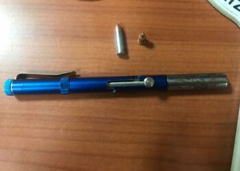 Ercolano, trovano in casa una penna-pistola che spara proiettili calibro 22, un’arma letale