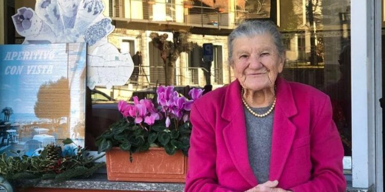 La barista più anziana d’Italia ha 99 anni, lavora ancora nel suo locale