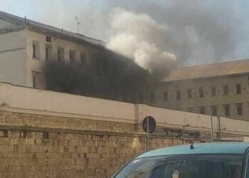 Dieci persone intossicate tra agenti e detenuti nell’incendio al carcere di Bari