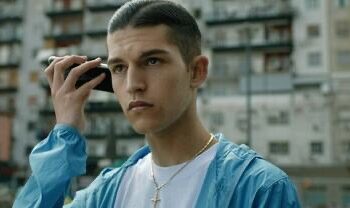 Incidente in moto per l’attore dei video di Liberato, è in gravi condizioni Adam Jendoubi