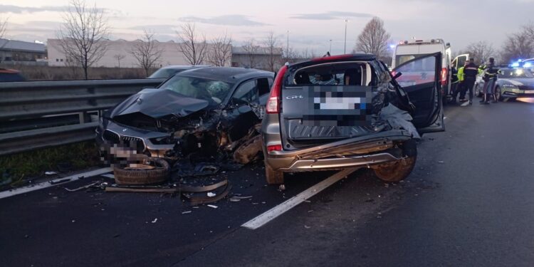 Tangenziale Modena-Sassuolo, 20enne contromano provoca incidente: aveva bevuto