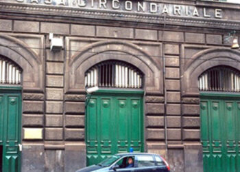 NAPOLI: POLIZIOTTI PENITENZIARI CONTRIBUISCONO ALLO SPEGNIMENTO DI UN INCENDIO FUORI DAL CARCERE DI POGGIOREALE