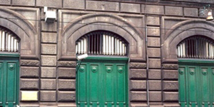 NAPOLI: POLIZIOTTI PENITENZIARI CONTRIBUISCONO ALLO SPEGNIMENTO DI UN INCENDIO FUORI DAL CARCERE DI POGGIOREALE