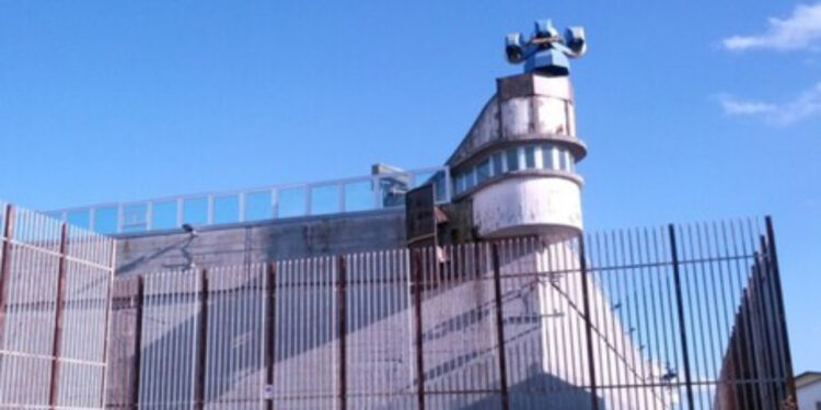 ARIANO IRPINO, ARRESTATA MADRE CHE TENTA DI PORTARE DROGA AL FIGLIO DETENUTO IN CARCERE: ALTRI RISTRETTI SI BARRICANO IN CARCERE PER IMPEDIRE PERQUISIZIONE ALLA POLIZIA PENITENZIARIA