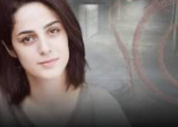 Si rifiuta di indossare il velo e viene punita