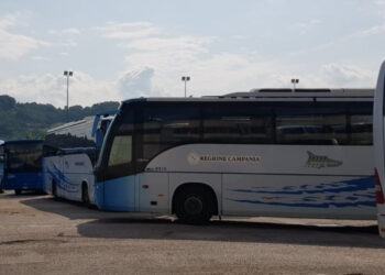 Sassi contro pullman Air Campania