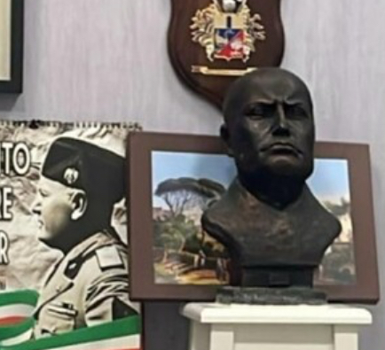 Busto di Mussolini nella sala medici del Cardarelli: è bufera sull'ospedale