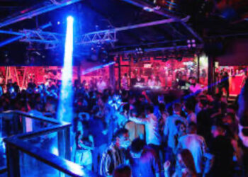 Due ragazze straniere aggredite fuori da un locale a Milano