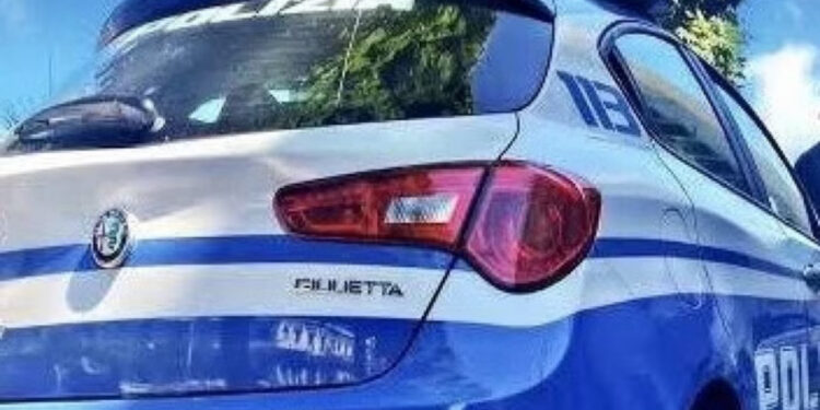 Costringeva la fidanzata minorenne a prostituirsi