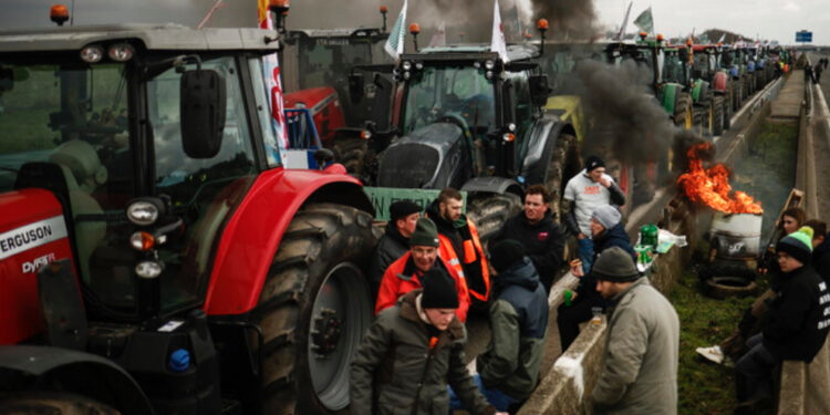 Dilaga la rivolta degli agricoltori