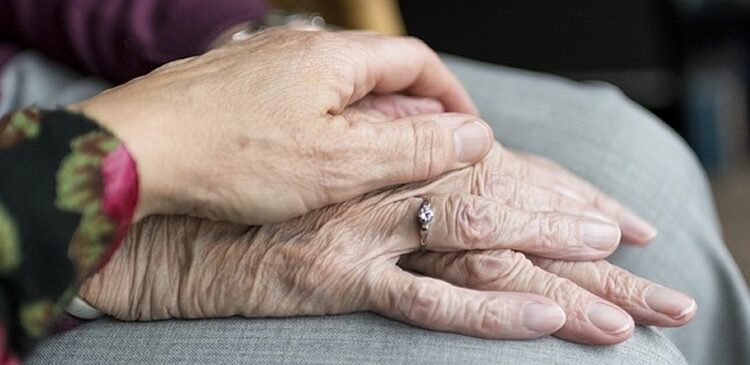 Bonus anziani over 80 in arrivo nel 2025, ecco a chi spetta
